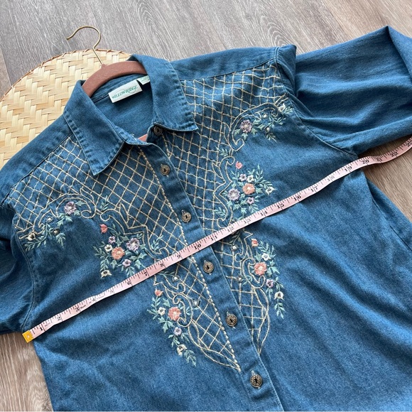 Vintage 90’s cottagecore floral embroidered denim button down‎ shirt - Picture 5 of 6
